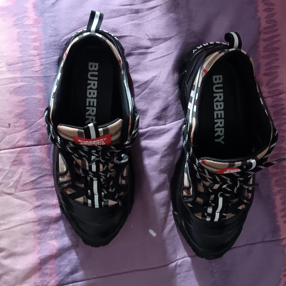Size 10 beige and black Burberry sneakers - Picture 8 of 10
